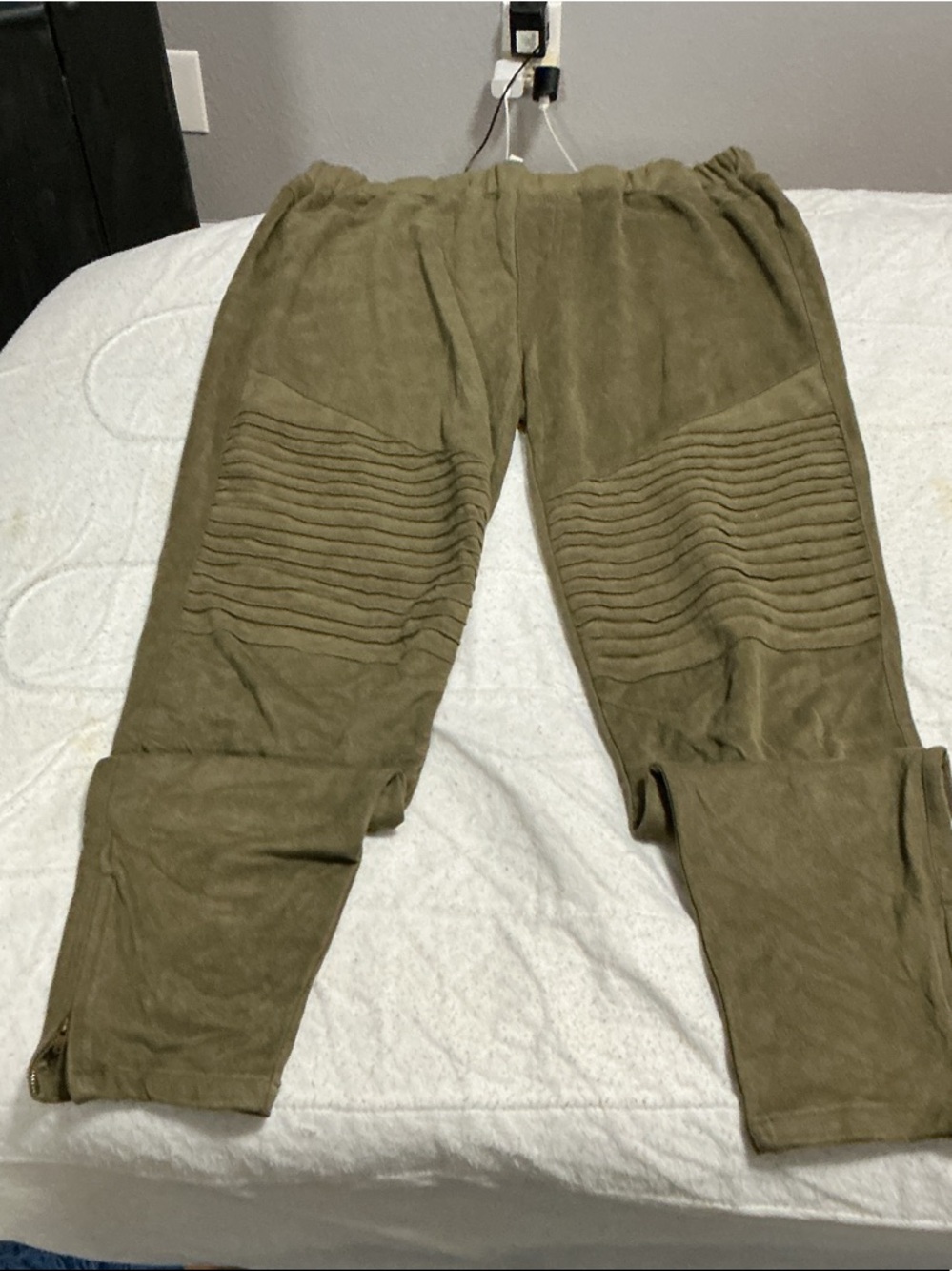 Umgee Olive Ribbed Knee Joggers Sz 1XL. A17